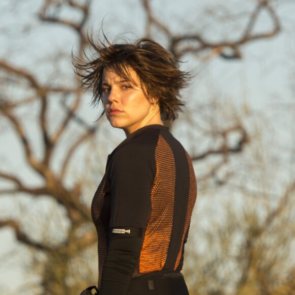 Maria (Alice Wegmann), foragida desde que atirou em Joana (Maeve Jinkings), procura um lugar para se esconder no capítulo de terça-feira, 01º de maio de 2018 da supersérie 'Onde Nascem os Fortes'