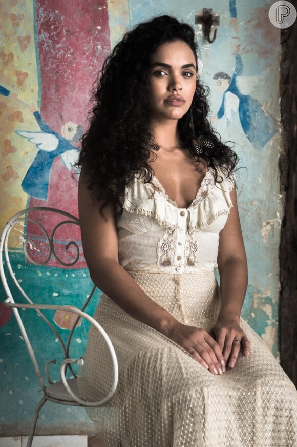 Giovana Cordeiro interpreta a personagem Cleo na novela 'O Outro Lado do Paraíso' e se destaca pelos cabelos cacheados