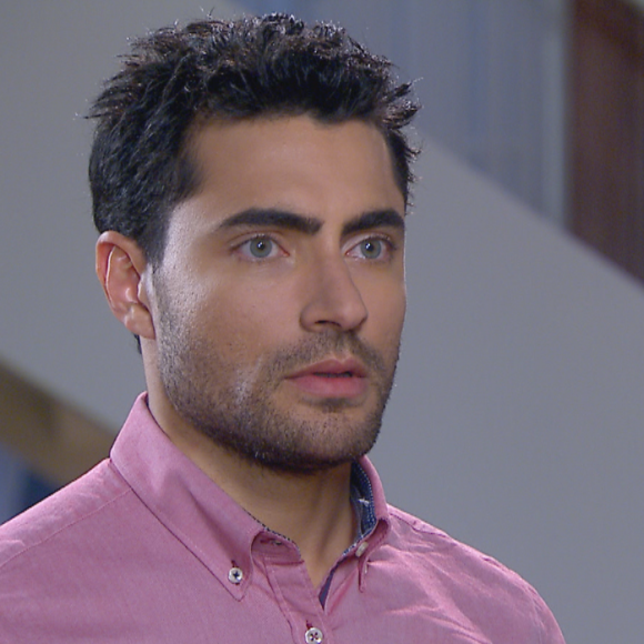 Gustavo (Carlo Porto) discute com Adolfo (Luiz Guilherme) por causa de Dulce Maria (Lorena Queiroz), na novela 'Carinha de Anjo'
