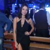 A atriz Carolina Oliveira apostou em vestido com fenda poderosa para lançamento de boate sertaneja