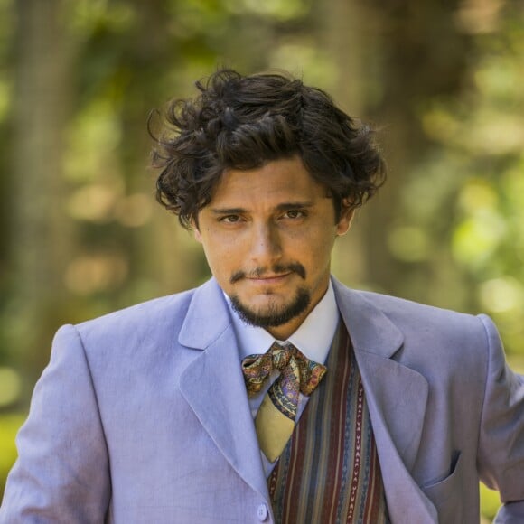 Mariana (Chandelly Braz) vai acreditar em Uirapuru (Bruno Gissoni) quando o malandro diz ser o Motoqueiro Vermelho nos próximos capítulos da novela 'Orgulho e Paixão'