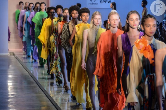 Modelos desfilam cores vibrantes em desfile beachwear Lenny Niemeyer durante o São Paulo Fashion Week nesta quarta-feira, 25 de abril de 2018