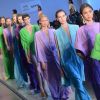 Modelos desfilam durante o evento de moda com cores vibrantes e apostas de tons na moda