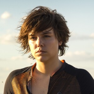 Maria (Alice Wegmann) é ameaçada de morte pelo segurança de Pedro (Alexandre Nero) na supersérie 'Onde Nascem os Fortes'