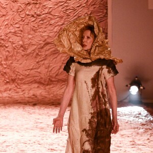 Marília Gabriela, no primeiro momento, cruzou a passarela com um vestido bege e com efeito imitando lama