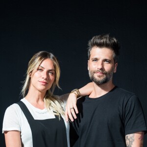 Bruno Gagliasso e Gio Ewbank estrelaram a campanha da Technos com figurino descolado