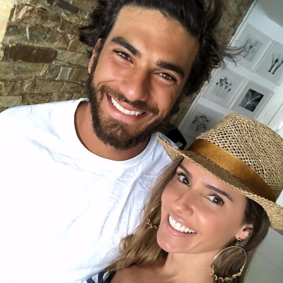 'Ele me aconselha, me ajuda com gírias, a chegar num linguajar mais baiano', diz Deborah Secco sobre ajuda do marido, Hugo Moura, para fazer sotaque da Bahia