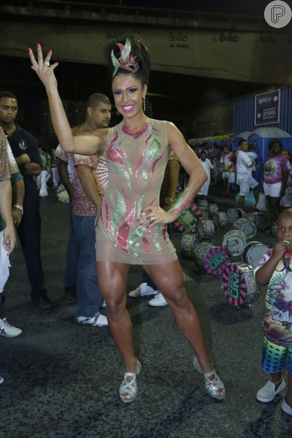 No Carnaval de 2013, Gracyanne Barbosa vai desfilar na frente da bateria da Mangueira. No ano passado, a musa comandou o ritmistas da Unidos da Tijuca