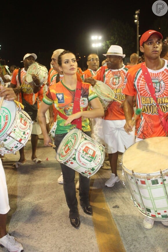 Cleo Pires vai fazer parte da bateria da Grande Rio no Carnaval 2013