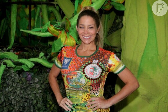 Danielle Winits está confirmada no desfile da Grande Rio e foi conferir tudo de perto no barracão da escola de samba