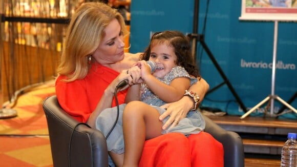 Carolina Ferraz recebe a filha de 2 anos ao lançar livro de receitas. Fotos!