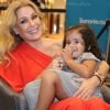 Carolina Ferraz recebeu a filha caçula, Isabel, de 2 anos, no lançamento do livro