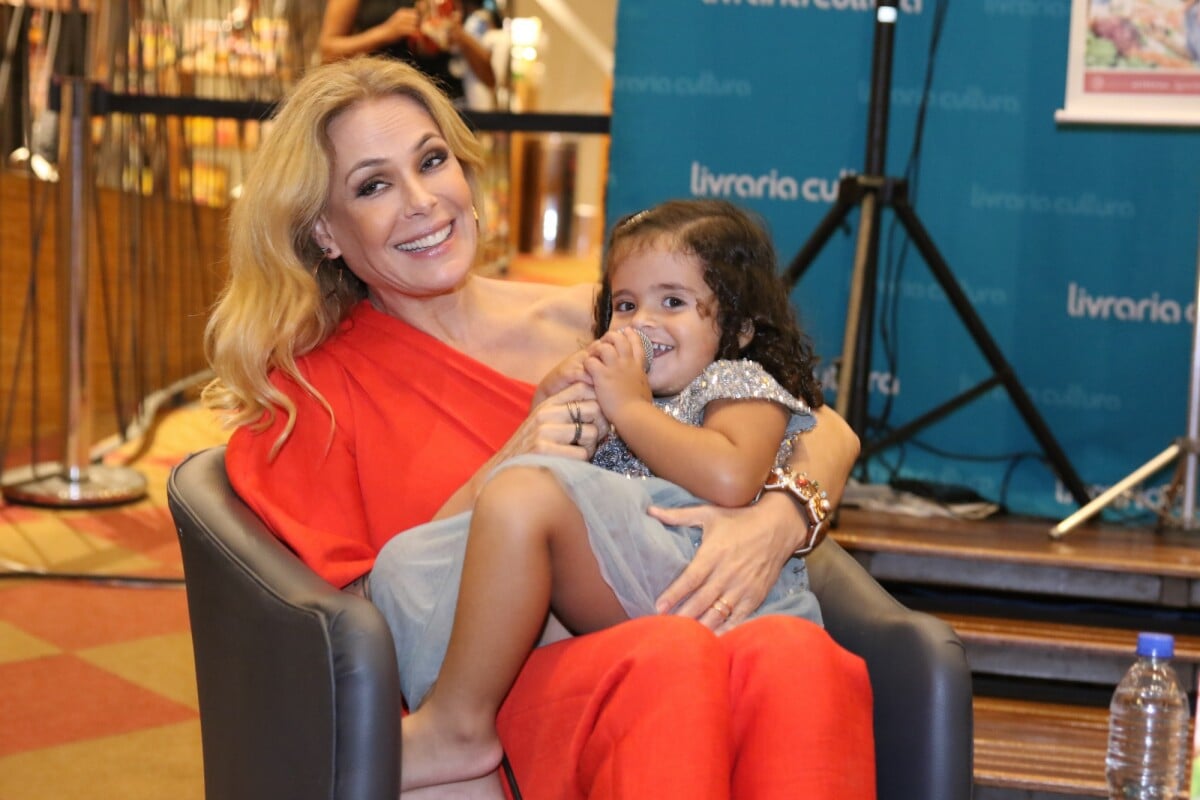 Foto: Carolina Ferraz recebeu a filha caçula, Isabel, de 2 anos, no  lançamento do livro - Purepeople