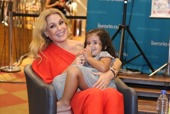Carolina Ferraz recebeu a filha caçula, Isabel, de 2 anos, no lançamento do livro