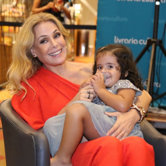 Carolina Ferraz recebeu a filha caçula, Isabel, de 2 anos, no lançamento do livro