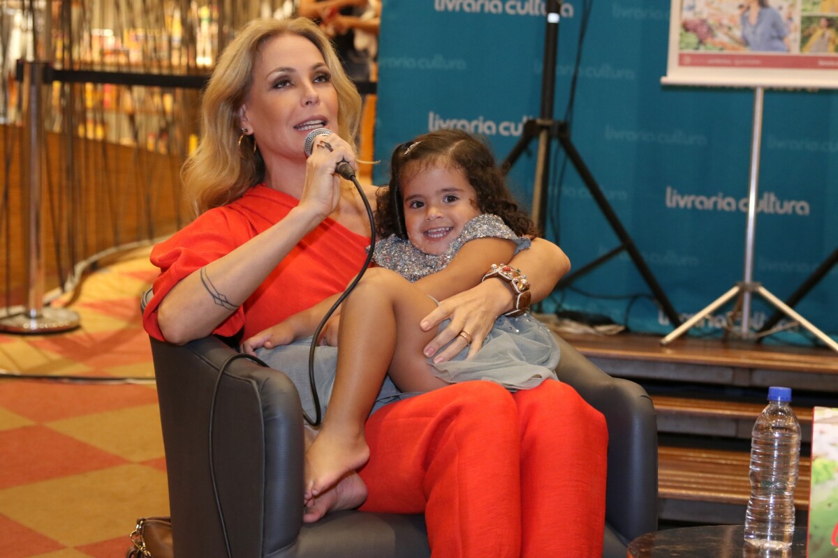 Foto: Isabel, de 2 anos, filha de Carolina Ferraz, esbanjou fofura no  lançamento - Purepeople