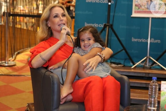 Isabel, de 2 anos, filha de Carolina Ferraz, esbanjou fofura no lançamento