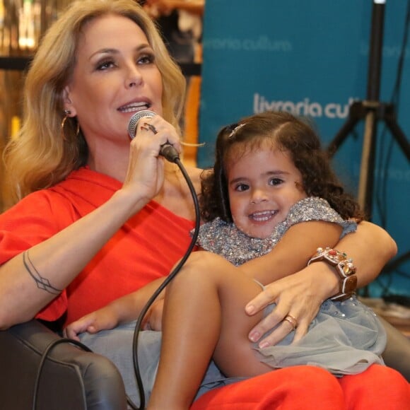 Isabel, de 2 anos, filha de Carolina Ferraz, esbanjou fofura no lançamento