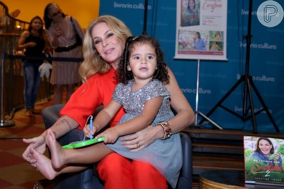A filha caçula de Carolina Ferraz, Isabel, brincou durante o lançamento da atrz