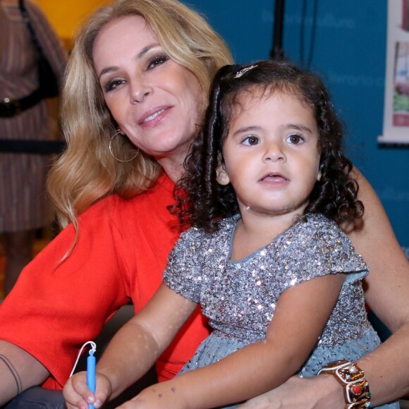 A filha caçula de Carolina Ferraz, Isabel, brincou durante o lançamento da atrz