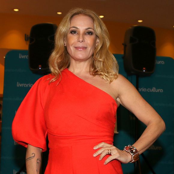 'Foi bem compliado. Imagino quem escreve romance', contou Carolina Ferraz