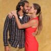 Deborah Secco beijou o marido, Hugo Moura, ao lançar novela 'Segundo Sol'