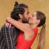 Deborah Secco e o marido, Hugo Moura, trocaram beijos em lançamento da novela 'Segundo Sol' na noite desta quinta-feira, 26 de abril de 2018