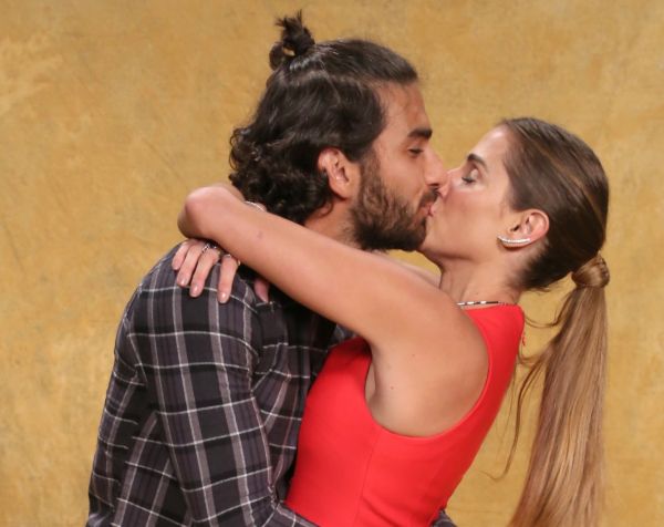 Marido de Deborah Secco, Hugo Moura ganha beijo da atriz em lançamento de  novela - Purepeople