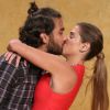 Deborah Secco e o marido, Hugo Moura, deram um beijão em lançamento da novela 'Segundo Sol'
