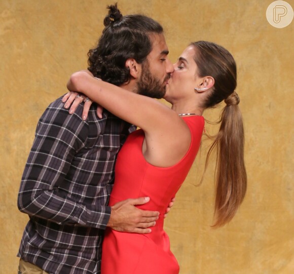 Deborah Secco e o marido, Hugo Moura, deram um beijão em lançamento da novela 'Segundo Sol'