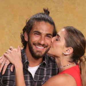 Hugo Moura ganhou beijo da mulher, Deborah Secco, em lançamento de 'Segundo Sol' na noite desta quinta-feira, 26 de abril de 2018