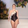 A modelo curve Bruna Erhardt, brilhando com seu manequim 42 em trajes de banho para a grife Água de Coco