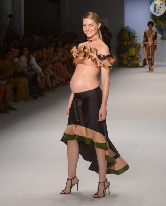 Ana Claudia Michels desfilou grávida, pela primeira vez, na São Paulo Fashion Week, pela Água de Coco