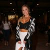 A ex-BBB Jéssica combinou um cardigan alongado, com saia mullet e cropped para o evento de moda