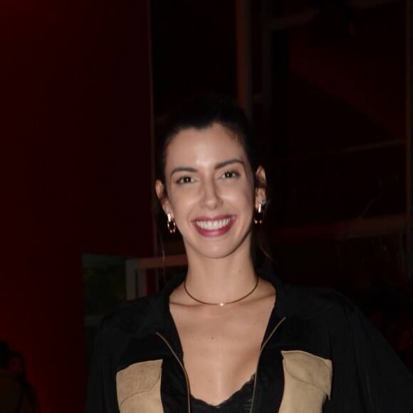 A influencer Camila Coutinho combinou um macacão oversized com sutiã à mostra