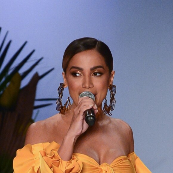 Anitta cantou na passarela da Água de Coco com um look colorido e tropical