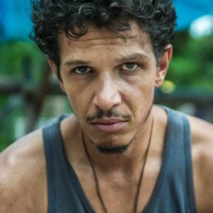 Zé Victor (Rafael Losso) tenta matar Caetana (Laura Cardoso) e leva uma surra das mulheres no prostíbulo no capítulo de segunda-feira, 7 de maio de 2018, na última semana da novela 'O Outro Lado do Paraíso'