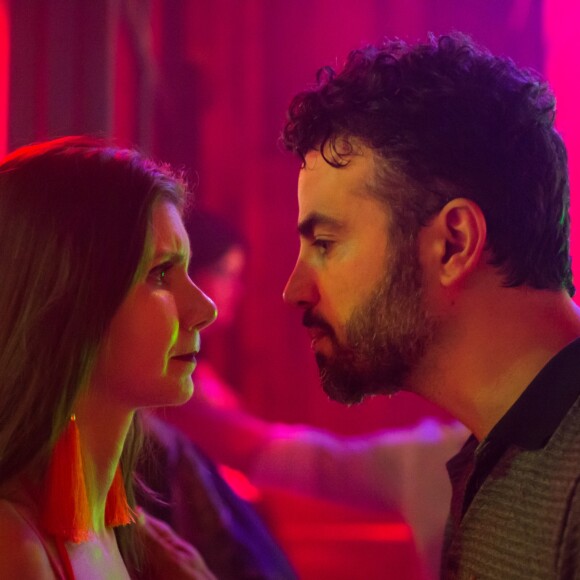 Juvenal (Anderson Di Rizzi) é ameaçado por Renato (Rafael Cardoso) e obrigado a destratar Desireé (Priscila Assum) no capítulo de segunda-feira, 7 de maio de 2018, na última semana da novela 'O Outro Lado do Paraíso'