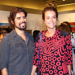 Na foto, Juliana Didone aparece abraçada ao marido, o artista plástico Flávio Rossi e com a filha, Liz, nos braços
