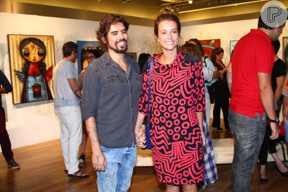 Na foto, Juliana Didone aparece abraçada ao marido, o artista plástico Flávio Rossi e com a filha, Liz, nos braços