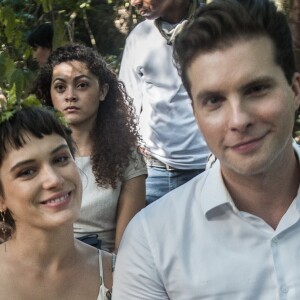 Clara (Bianca Bin) dispensa Gael (Sergio Guizé) após ficar noiva de Patrick (Thiago Fragoso) na novela 'O Outro Lado do Paraíso'