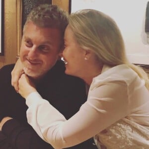 Angélica também recebeu o carinho do marido, Luciano Huck