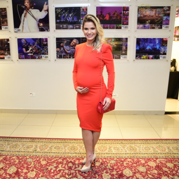 Andressa Suíta está grávida de 6 meses