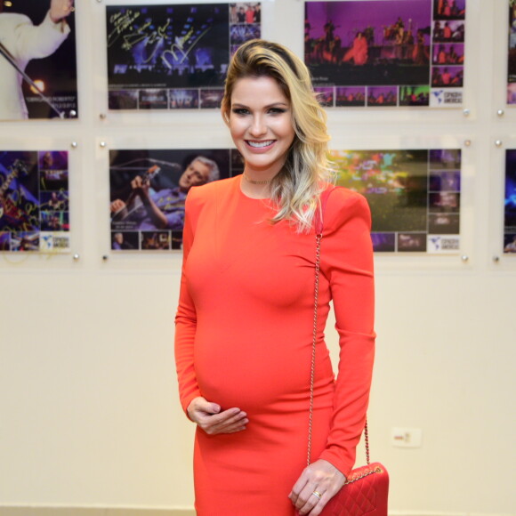 Andressa Suíta recentemente clareou os cabelos com o aval de seu médico