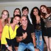 Atrizes da novela 'O Outro Lado do Paraíso' tietaram os ex-BBBs Ana Clara e Ayrton, que foram ao show de Luan Santana com Eva e Jorginho