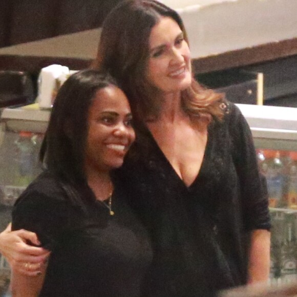 Fátima Bernardes posou com fãs e Túlio Gadêlha assumiu o posto de fotógrafo