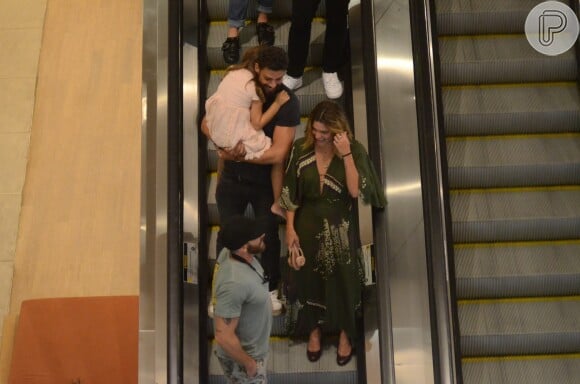 Cauã Reymond carregou a filha, Sofia, no colo em passeio com Mariana Goldfarb no shopping Village Mall neste domingo, dia 29 de abril de 2018