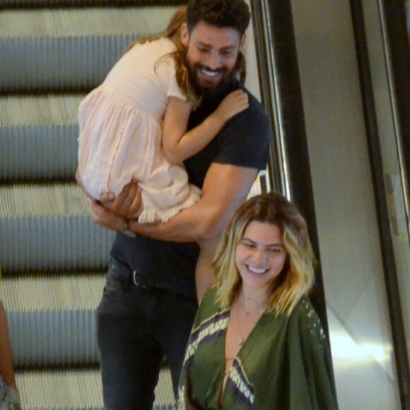 Cauã Reymond e a namorada, Mariana Goldfarb, foram ao shopping neste domingo, dia 29 de abril de 2018