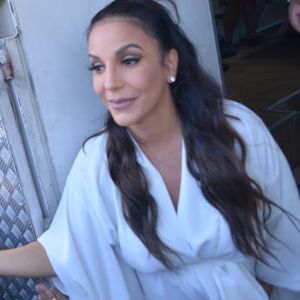 Filhas de Ivete Sangalo, gêmeas Marina e Helena ficaram em casa para que a cantora faça show em Salvador neste domingo, dia 29 de abril de 2018