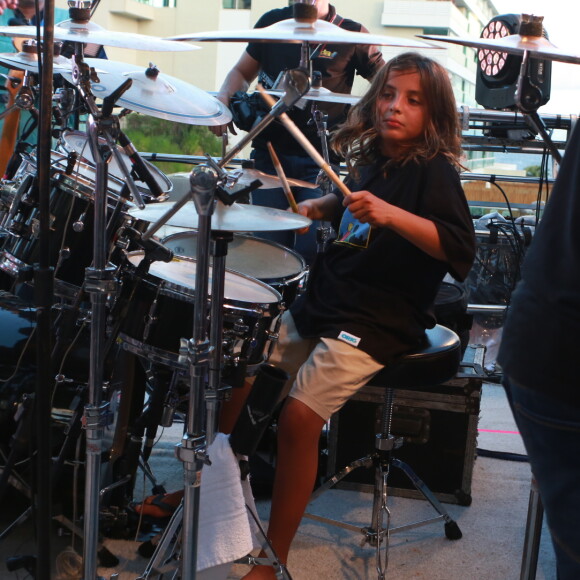 Marcelo, filho de Ivete Sangalo e Daniel Cady, tocou bateria no trio elétrico da mãe em Salvador, na Bahia